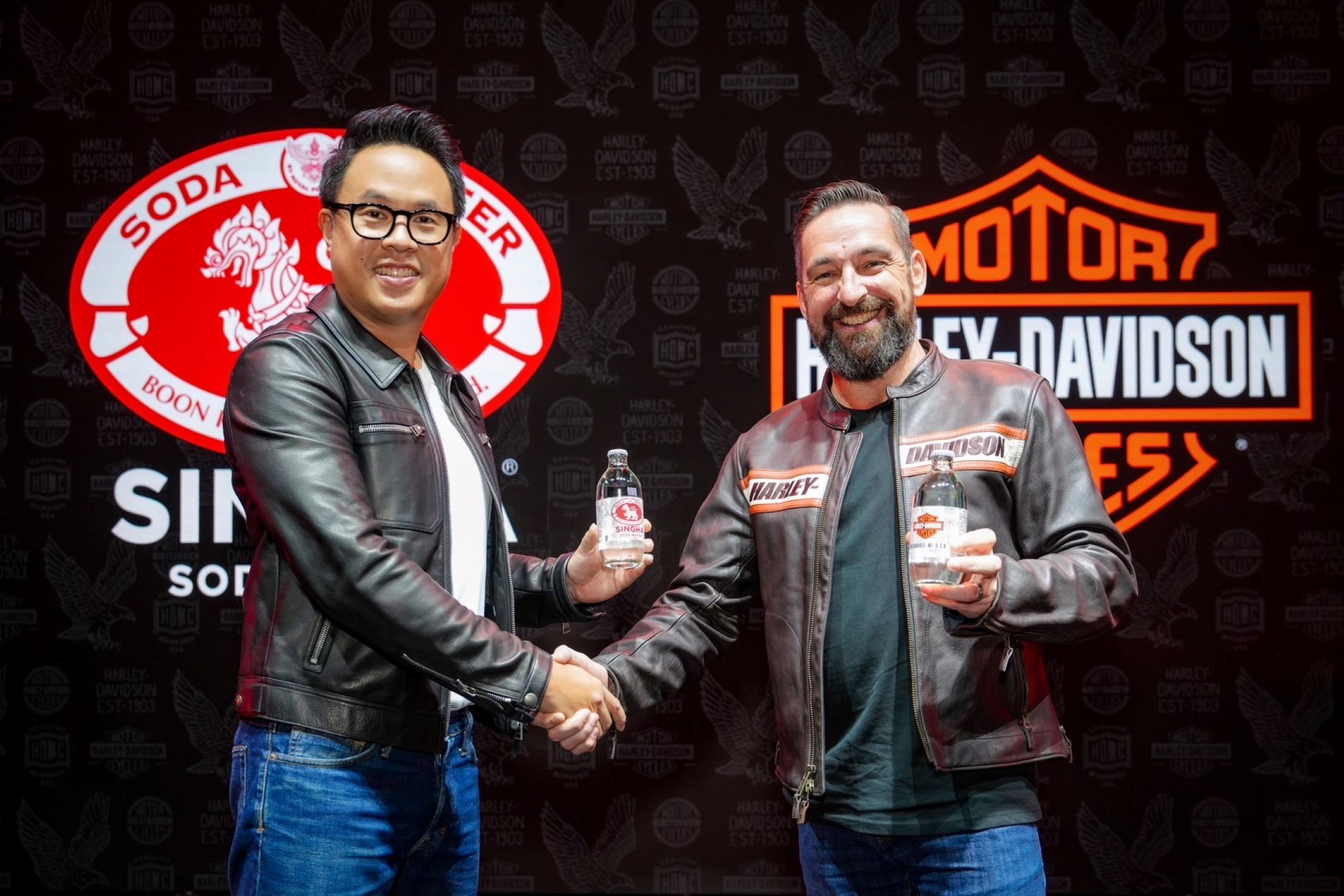 https://v3i.rweb-images.com/www.autoindy.net/images/editor/1.Titiporn_Thammapimookkul_CMO_of_Boon_Rawd_Trading_Mark_OFlaherty_MD_of_Asia_Emerging_Markets_India_Harley-Davidson_4jpg_.jpg