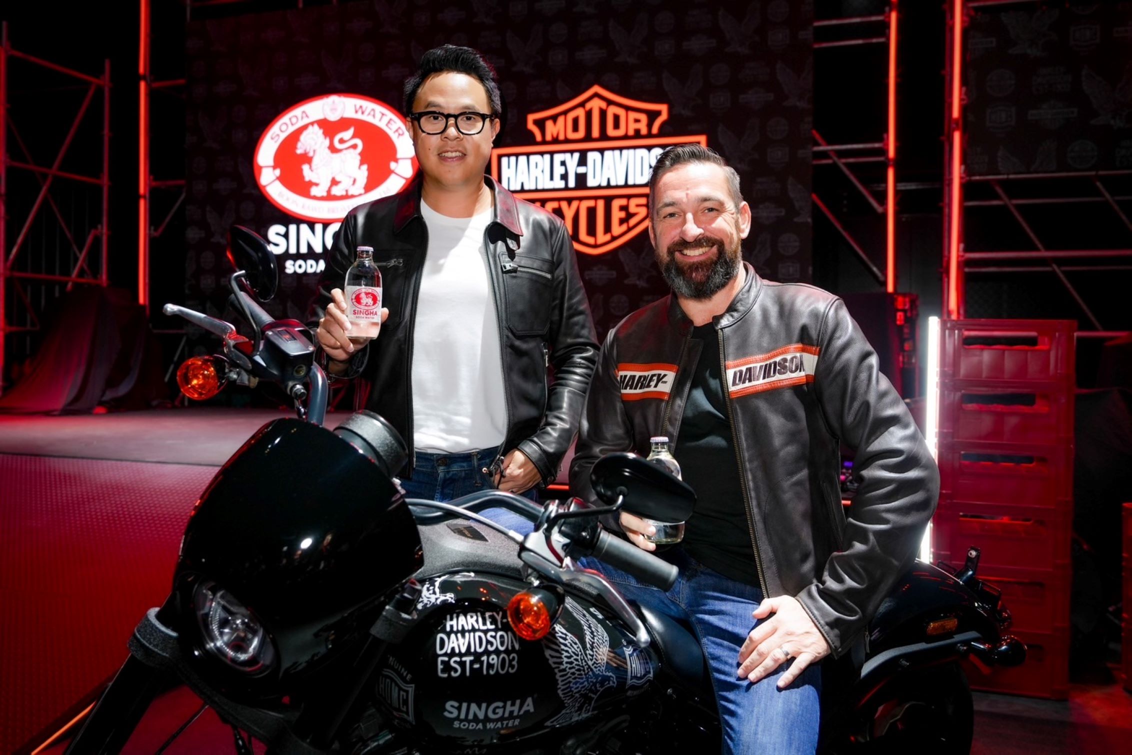 https://v3i.rweb-images.com/www.autoindy.net/images/editor/4.Titiporn_Thammapimookkul_CMO_of_Boon_Rawd_Trading_Mark_OFlaherty_MD_of_Asia_Emerging_Markets_India_Harley-Davidson_1jpg_1.jpg