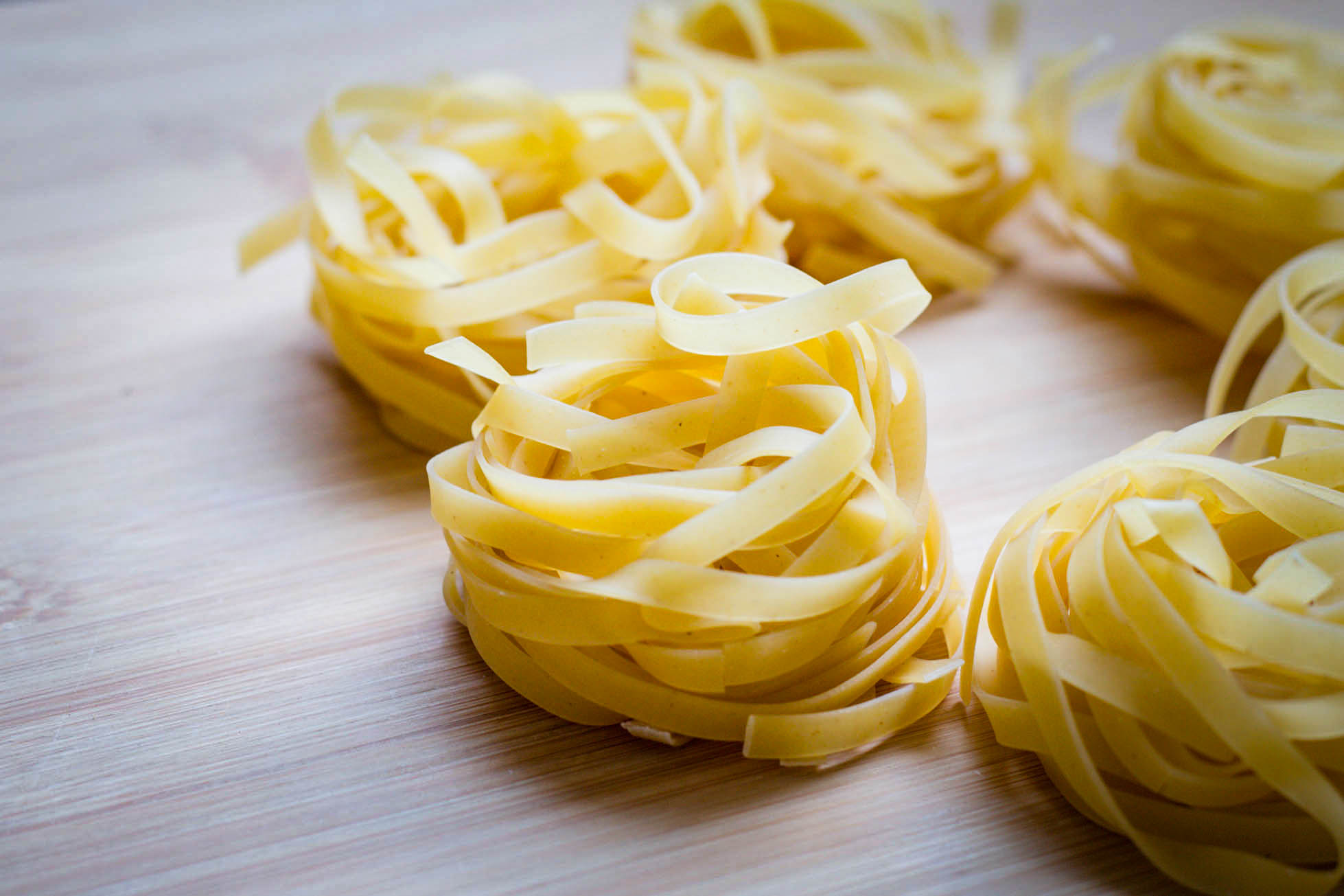 Ленточные макароны. Таглиателли паста. Лапша tagliatelle яичная. Тальятелле яичные. Макароны гнезда tagliatelle.